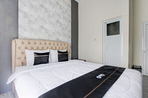 Deluxe Double Room | Free WiFi, bed sheets - Capital O Sudirto Villa Dan Homestay Dieng (Wonosobo)