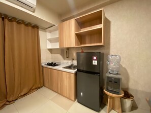 Fridge, stovetop, dishwasher, coffee/tea maker