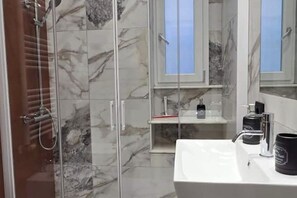 Shower, free toiletries, hair dryer, bidet - Feffo's home (Roma)