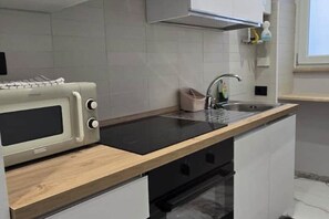 Refrigerador, microondas, horno, placa de cocina