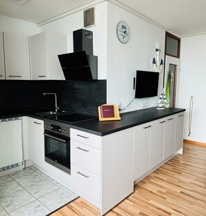 Refrigerador, horno, parrilla de estufa y cafetera y tetera 