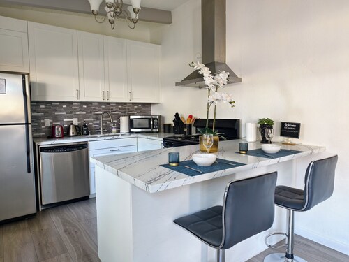 Central Location + Parking + AC + Kitchen + Wi-Fi 6