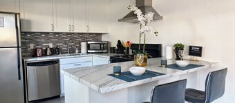 Central Location + Parking + AC + Kitchen + Wi-Fi 6