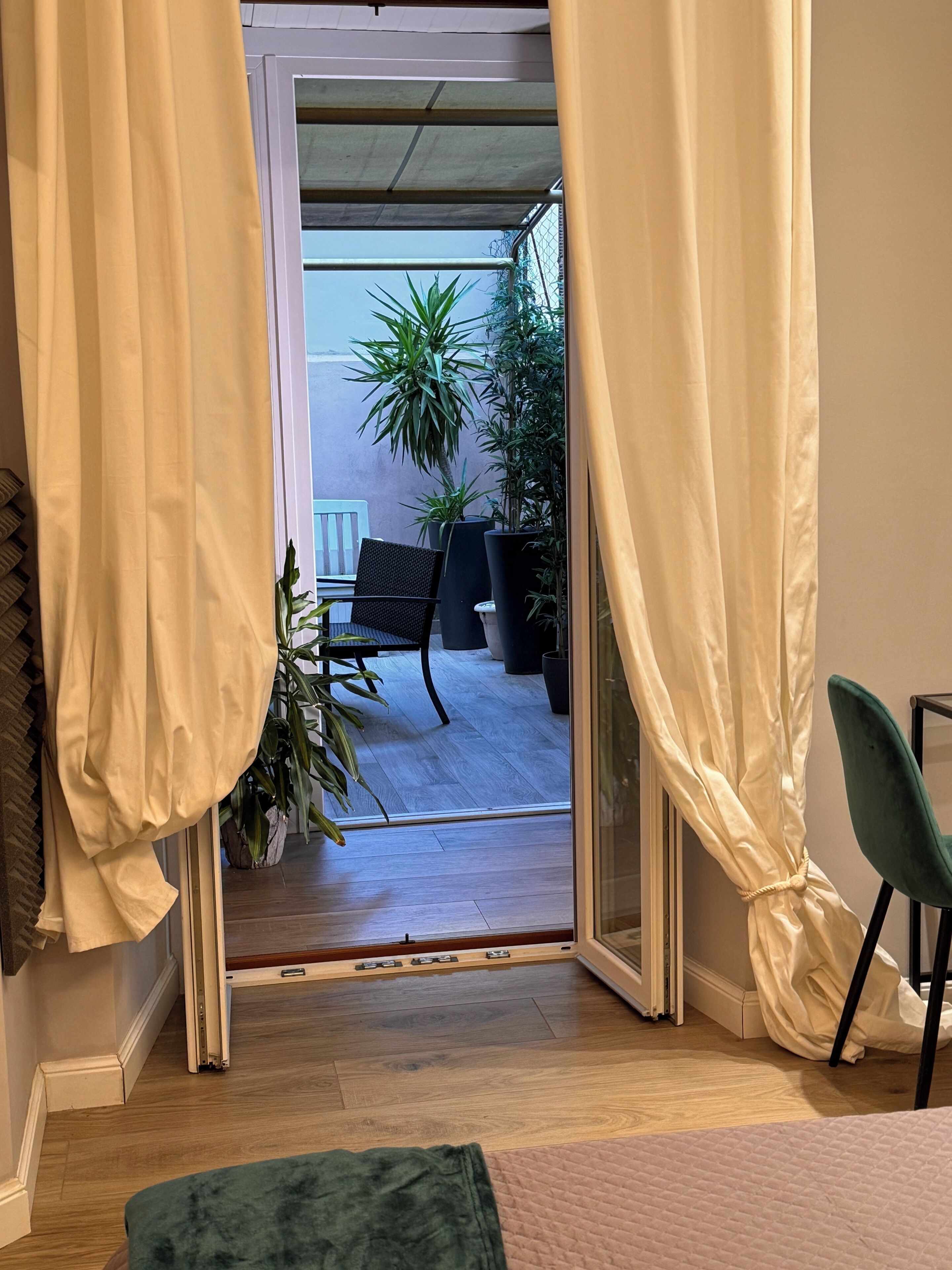 2 quartos, ferros/tábuas de passar roupa, acesso à internet