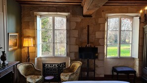 Deluxe Double Room, Park View | Living area