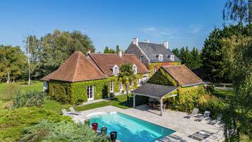 Hồ bơi ngoài trời phục vụ theo mùa