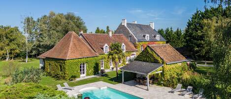 Seasonal outdoor pool