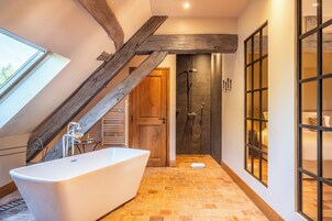 Suite exclusiva, vistas al parque | Baño | Secador de pelo, albornoces, zapatillas y jabón