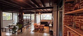 Cozy 1-AC bedroom in beautiful Thai house. Enchanting Garden & Prime Location