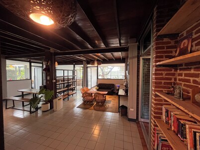 Cozy 1-AC bedroom in beautiful Thai house. Enchanting Garden & Prime Location