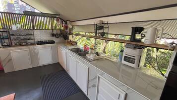 Réfrigérateur, micro-ondes, four, cafetiÚre/bouilloire