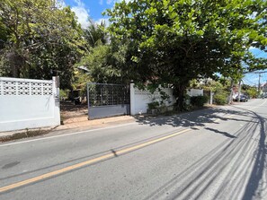 Property grounds - Cozy 1-AC bedroom in beautiful Thai house. Enchanting Garden & Prime Location (Chang Phuaek , Mueang Chiang Mai)
