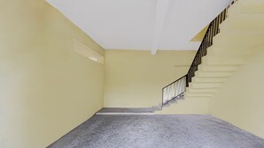 Ein Zimmer mit Treppe und strukturierter Bodenfläche.