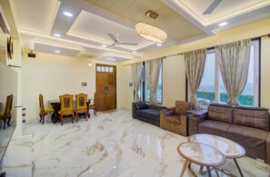 Vila família, sacada, vista para a piscina | Sala de jantar