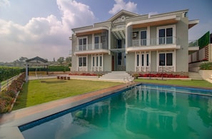 Vista frontal de la propiedad