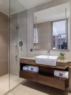 Deluxe Double Room | Bathroom | Shower, free toiletries, hair dryer, slippers