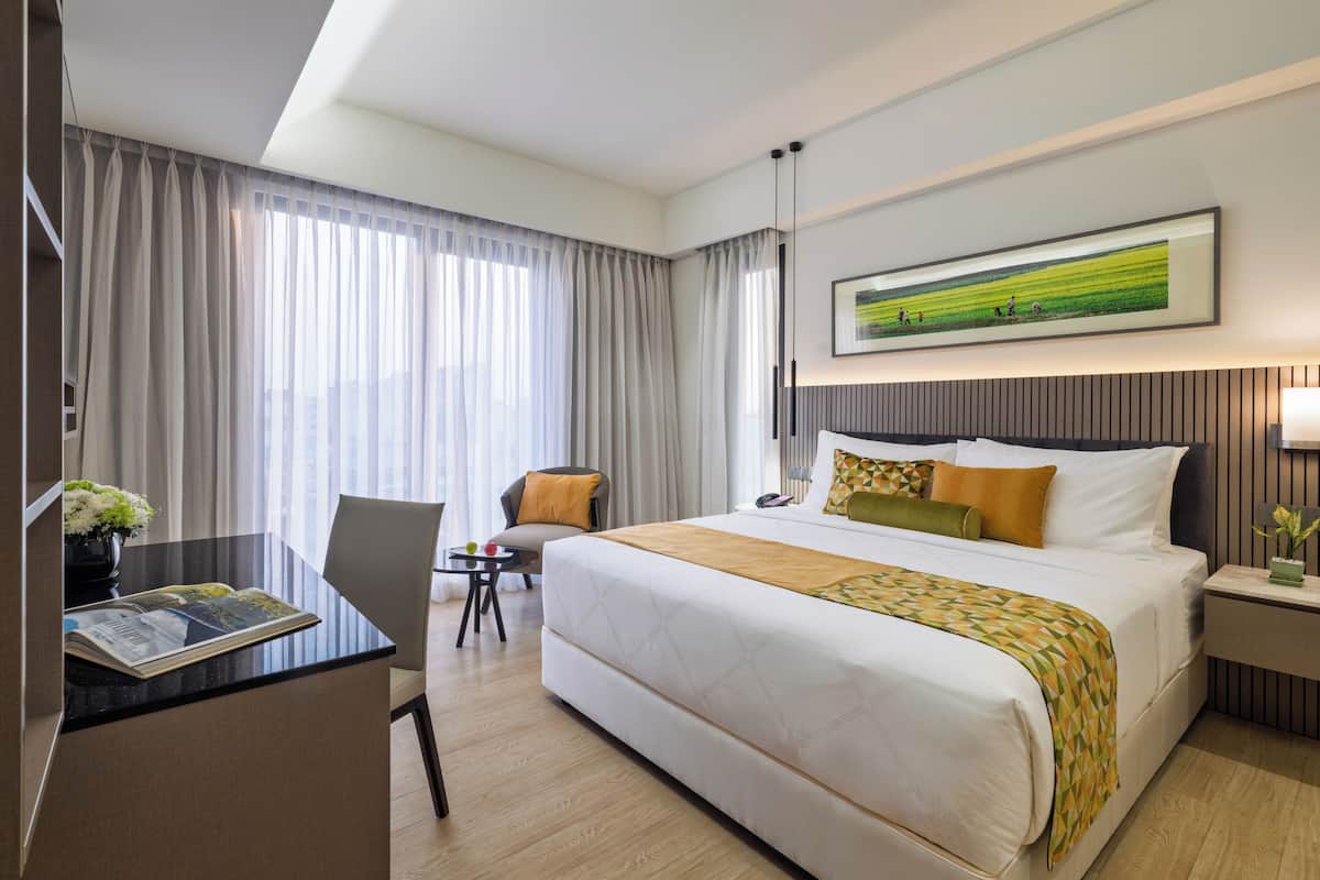 Quarto casal luxo | Cofres nos quartos, escrivaninha, espaço de trabalho para notebook