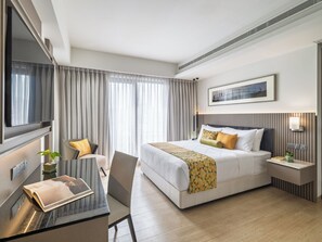Quarto casal luxo | Cofres nos quartos, escrivaninha, espaço de trabalho para notebook