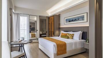 Värdeförvaringsskåp på rummet, skrivbord och arbetsyta för laptop