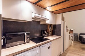 Fridge, microwave, stovetop, coffee/tea maker