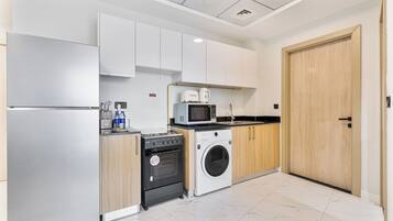 Exclusive Apartment, Balcony, City View | Private kitchen | Microwave, oven, stovetop, highchair
