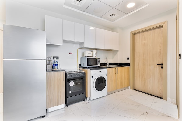 Exclusive Apartment, Balcony, City View | Private kitchen | Microwave, oven, stovetop, highchair