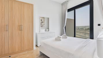 Appartement Exclusif, balcon, vue ville | Coffres-forts dans les chambres, rideaux occultants