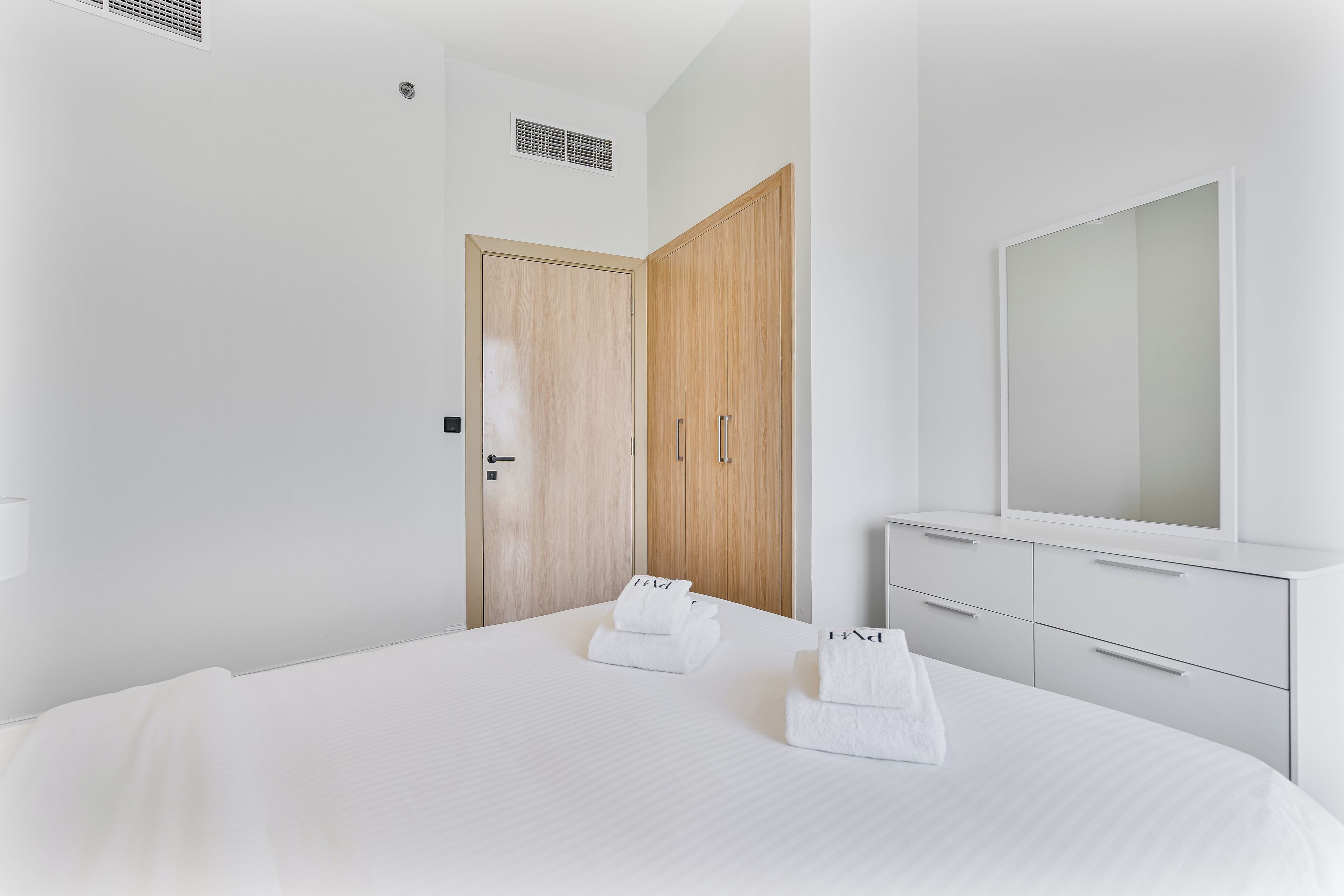 Appartement Exclusif, balcon, vue ville | Coffres-forts dans les chambres, rideaux occultants