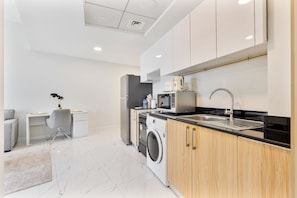 Exclusive Apartment, Balcony, City View | Private kitchen | Microwave, oven, stovetop, highchair