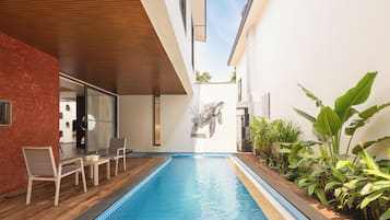 12 outdoor pools