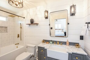 Haartrockner, Handtücher, Seife, Shampoo