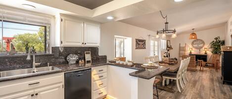 Jääkaappi, mikroaaltouuni, uuni, liesi