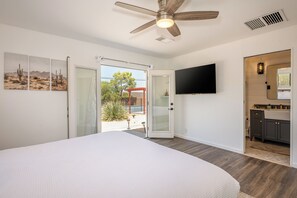 Skrivebord, strykejern/-brett, wi-fi (inkludert) og sengetøy