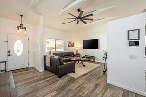 TV connectée, cheminée, baby-foot, livres