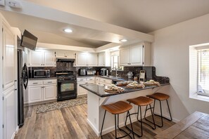 Kjøleskap, mikrobølgeovn, ovn og kokeplater