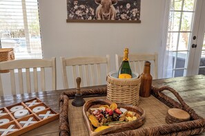 Dining - Family Retreat 3BR InGround Pool + Spa+ Private fenced back yard+Sun Room. (Yucca Valley)