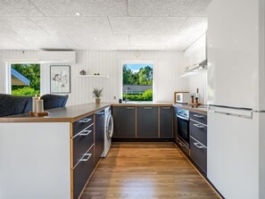 Refrigerador, microondas, lavavajillas y utensilios de cocina 