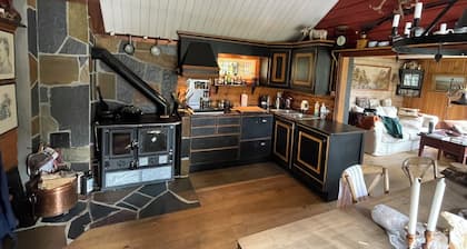 Adventure and wilderness in a mountain cabin with canoe, fishing rods, bikes and skiing