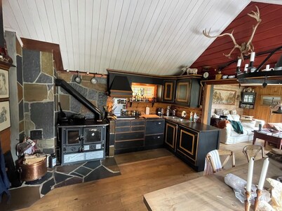 Adventure and wilderness in a mountain cabin with canoe, fishing rods, bikes and skiing