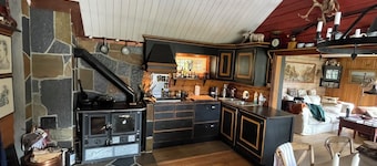 Adventure and wilderness in a mountain cabin with canoe, fishing rods, bikes and skiing