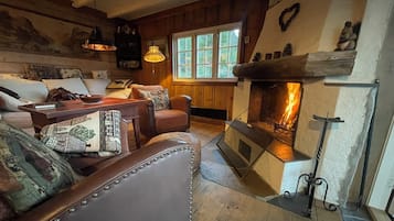 TV, peis, DVD-spiller og bøker