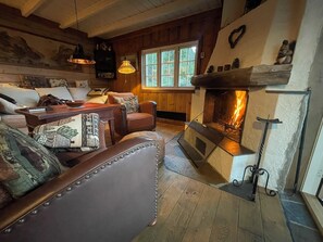 Téléviseur, foyer, lecteur de DVD, livres