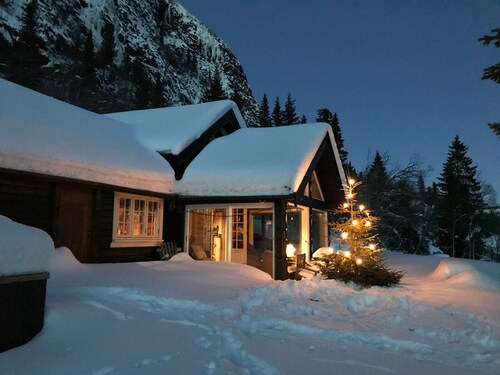 Adventure and wilderness in a mountain cabin with canoe, fishing rods, bikes and skiing