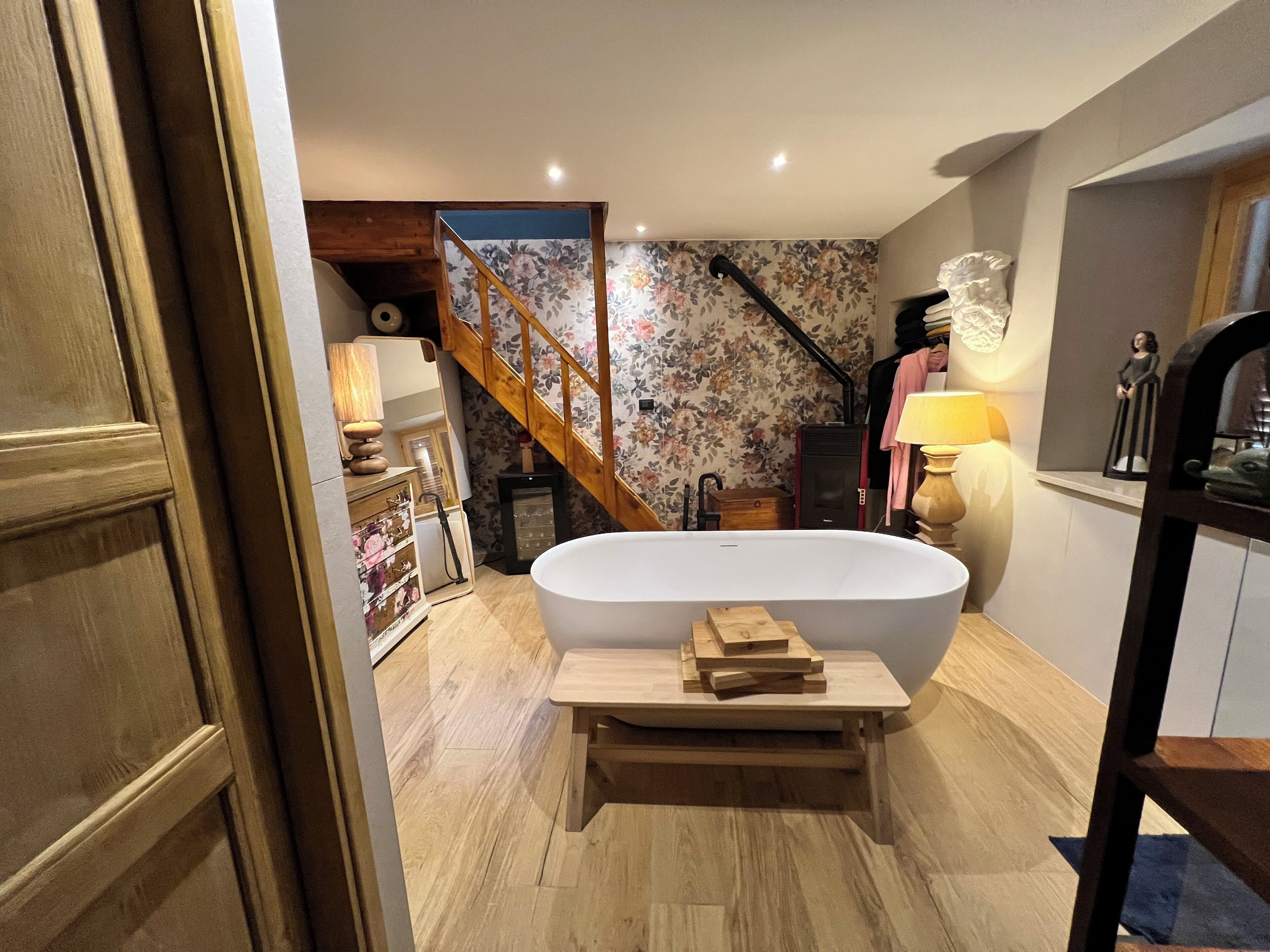 Secadora de cabello, bidet, toallas, jabón 