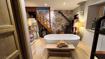 Secadora de cabello, bidet, toallas, jabón