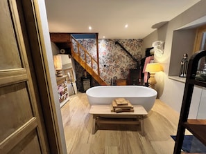 Hårføner, bidé, håndklær og såpe