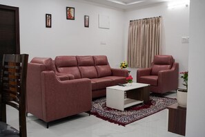 Familieleilighet, balkong, byutsikt | Oppholdsområde | PC-skjermer og printere