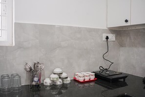 Családi apartman, erkély, kilátással a városra | Közös konyhai létesítmények | Mikrohullámú sütő, sütő, főzőlap és főzőedények/tányérok/evőeszközök