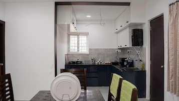 Family Apartment, Balcony, City View | Shared kitchen facilities | Microwave, oven, stovetop, cookware/dishes/utensils