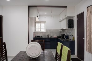 Familienapartment, Balkon, Stadtblick | Gemeinsame Küchenausstattung